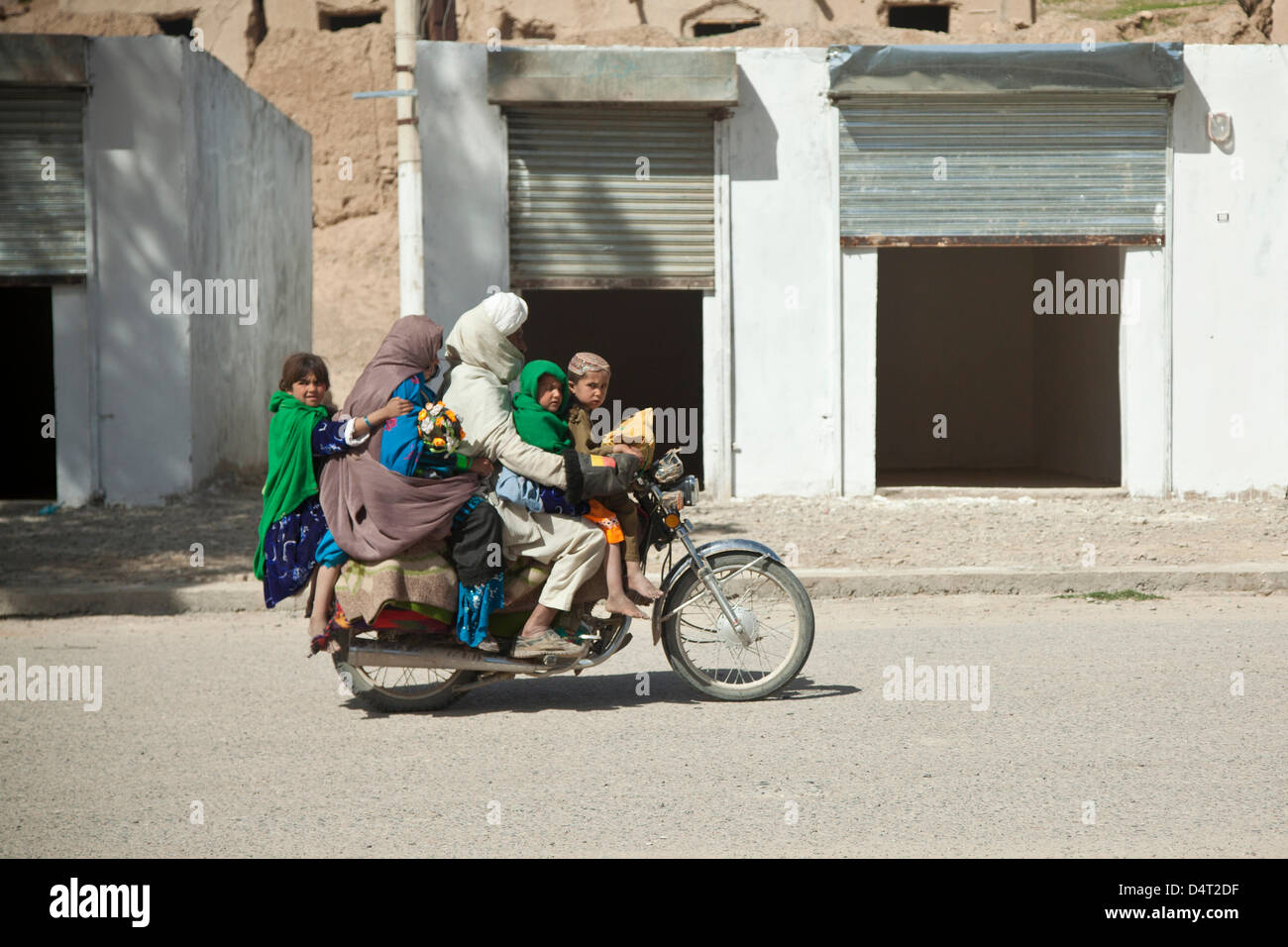 Eine afghanische Familie fährt aber ein Dorf auf dem Motorrad 17. März 2013 in der Provinz Helmand, Afghanistan. Stockfoto