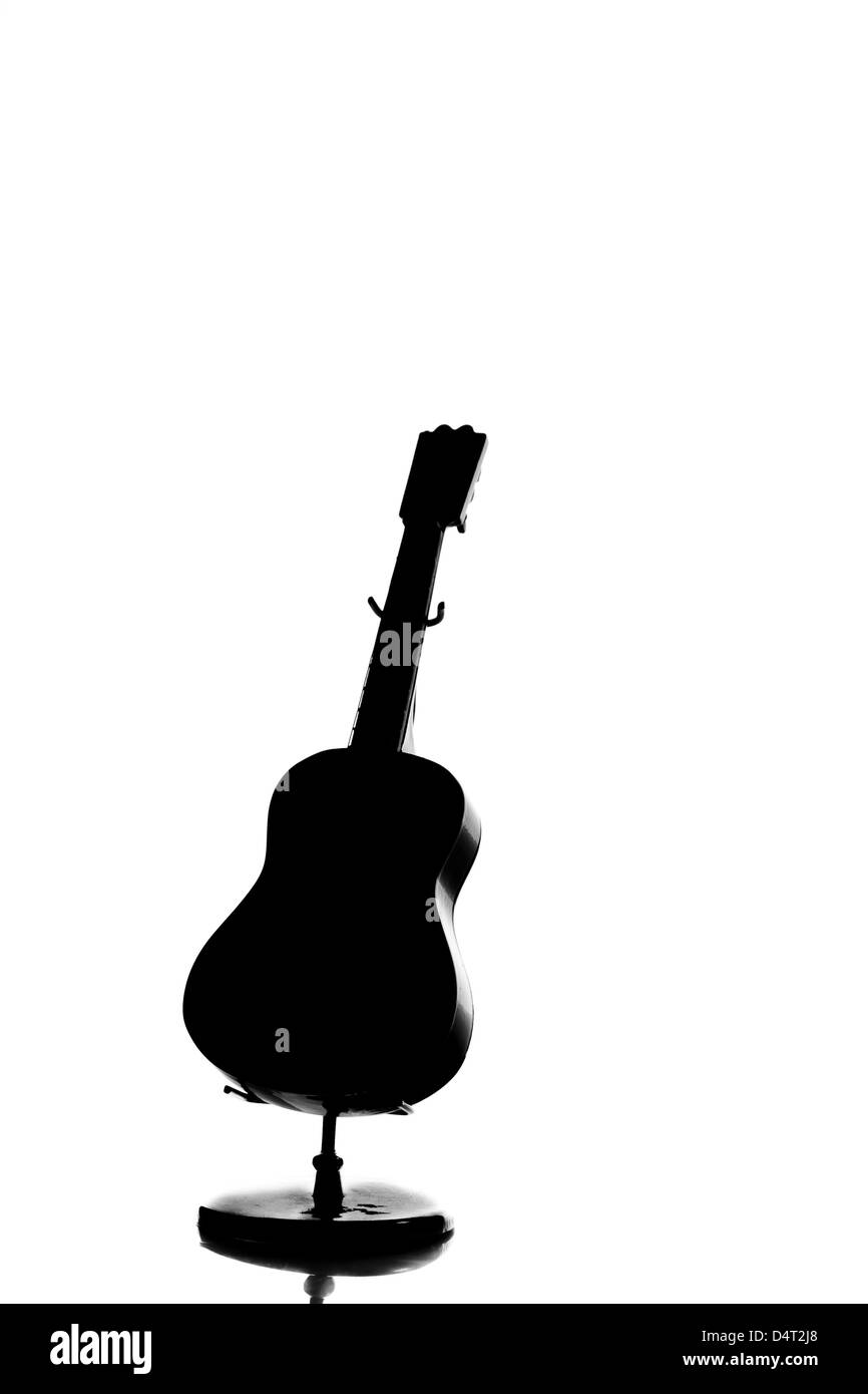 Eine Silhouette einer akustischen Gitarre Stockfoto