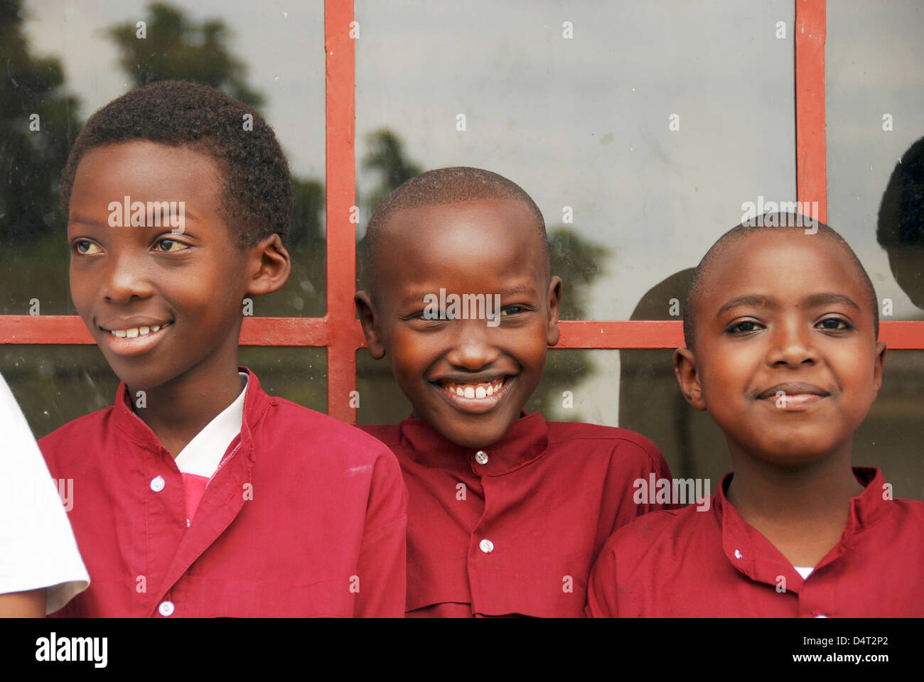 Bujumbura, Burundi Nahaufnahme von drei schwarzen Schuljungen, die gemeinsam Spaß haben. (MR) Stockfoto