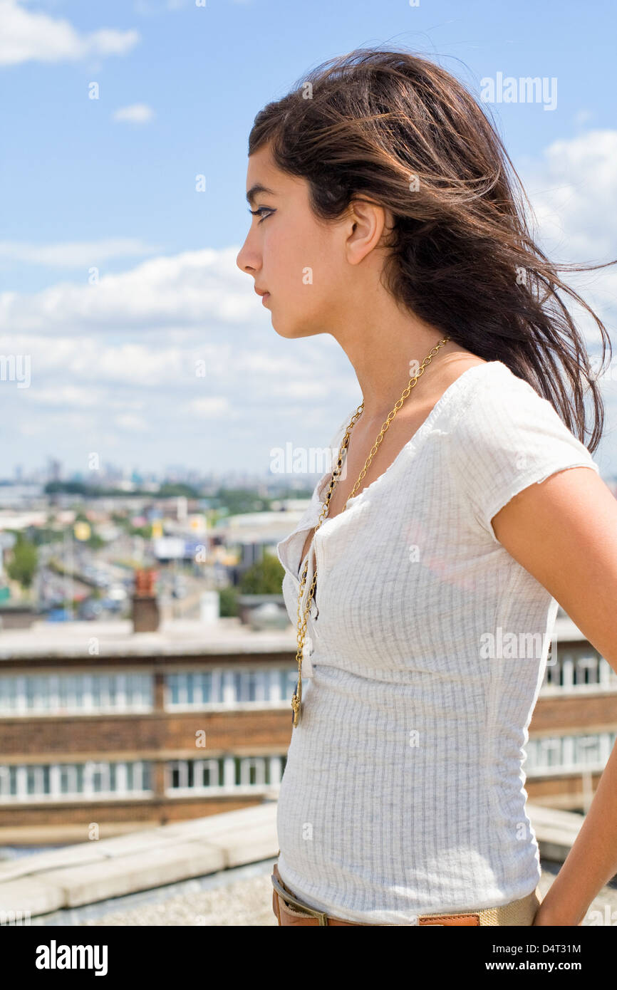 Teenager-Mädchen steht auf einem Dach in Ealing London UK Stockfoto