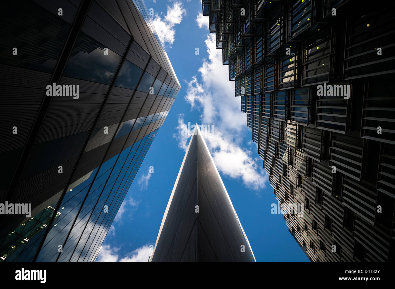 Eine abstrakte Sicht von drei angrenzenden Bürogebäuden in More London an einem schönen, Frühlingstag. Stockfoto