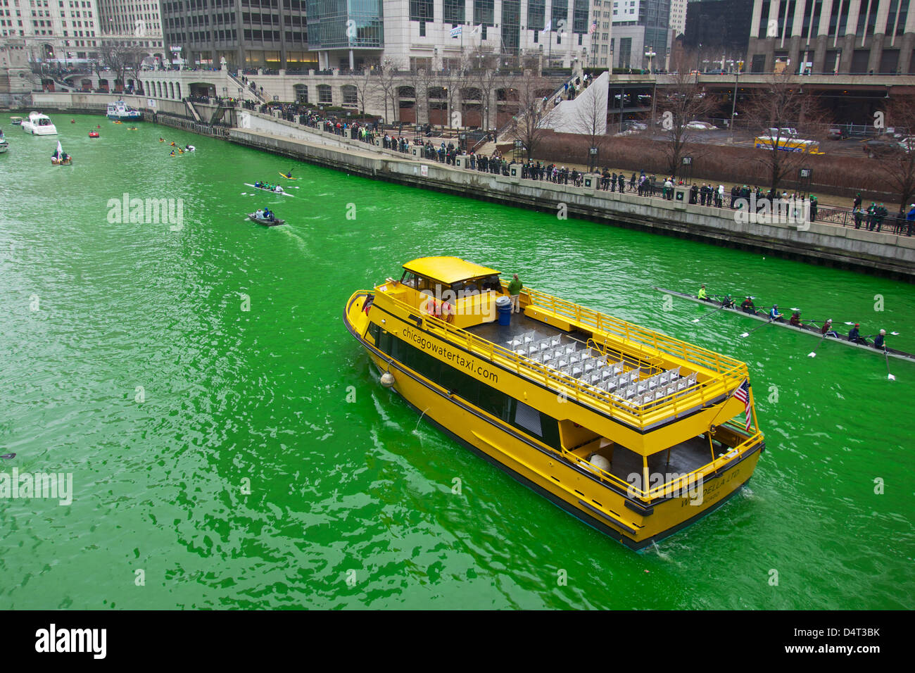 Eine gelbe Chicago Wassertaxi kontrastiert mit dem Grün, den, das Chicago River für St. Patricks Day gefärbt. Stockfoto