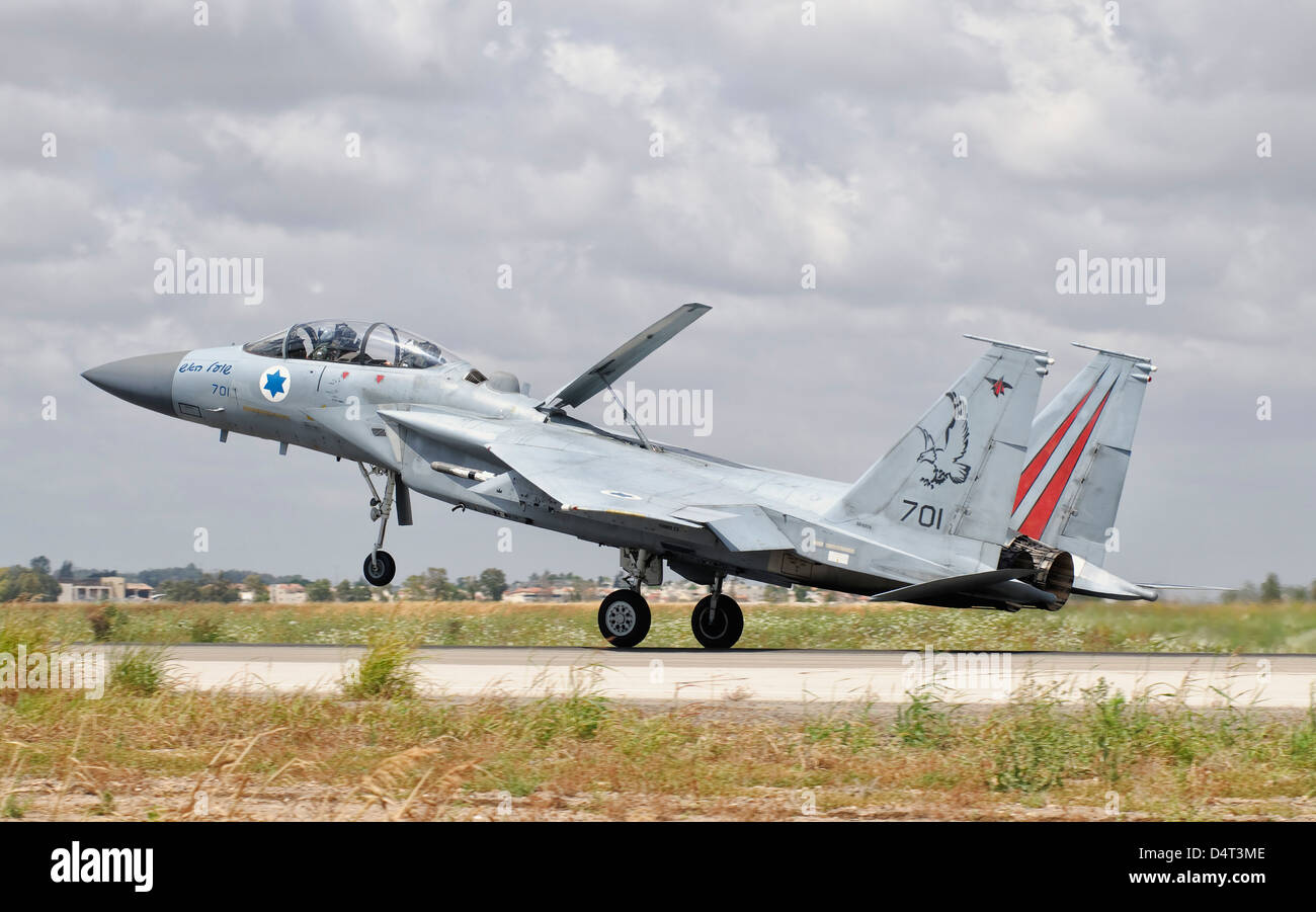 Eine McDonnell Douglas F - 15D Eagle Baz-Flugzeug von der israelischen Luftwaffe startet von Tel Nof Air Base, Israel. Stockfoto