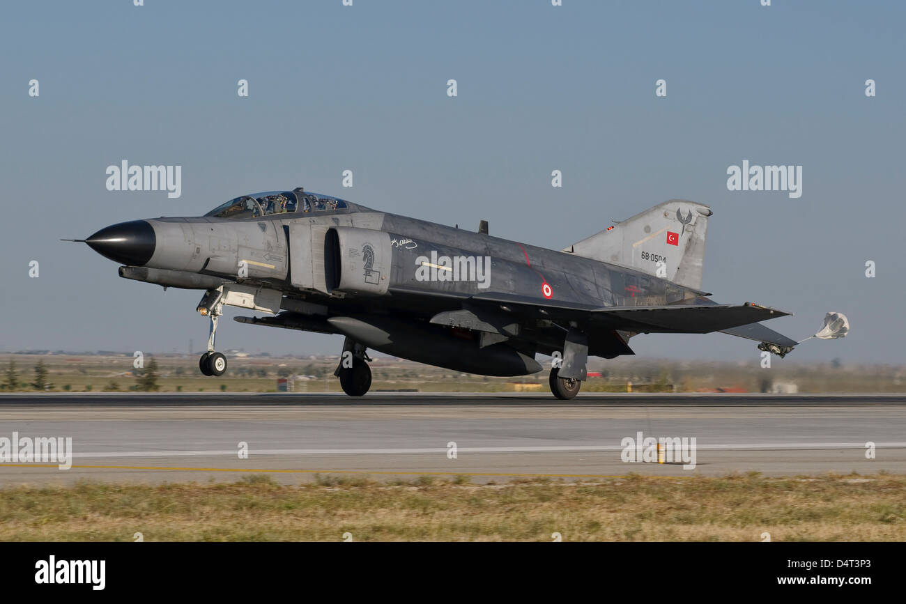 McDonnell Douglas F-4 Phantom der türkischen Luftwaffe landet auf dem Luftwaffenstützpunkt Konya Türkei. Stockfoto