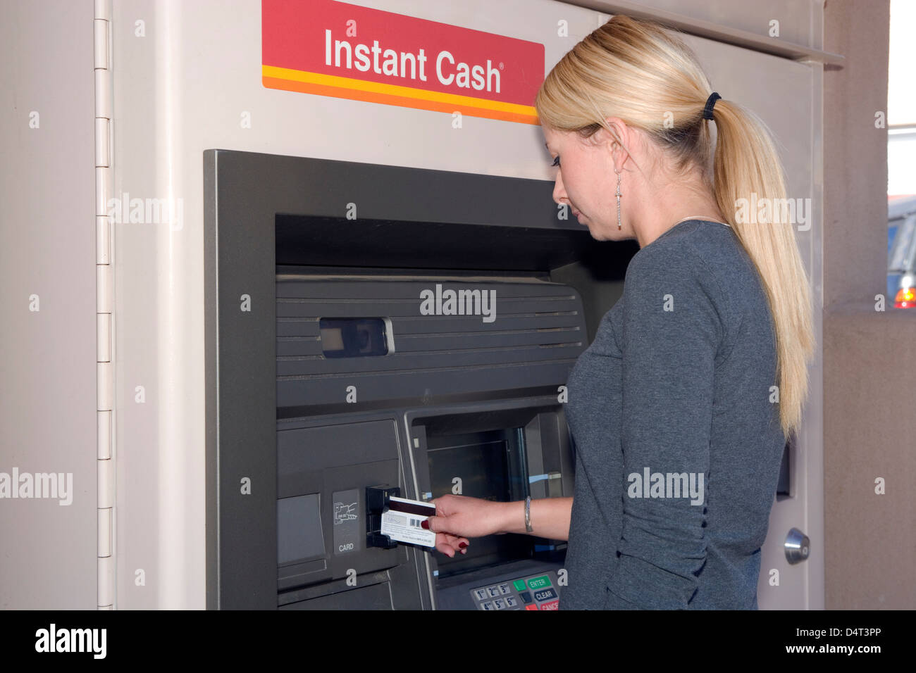 Santa Fe: Mädchen mit ATM-Maschine Stockfoto