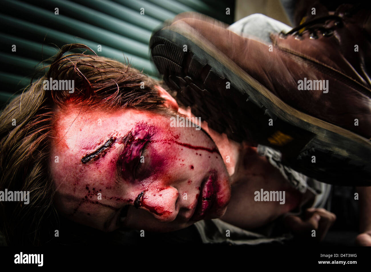 Ein Mann angegriffen, geschlagen, brutal trat in den Kopf, UK, homophoben Angriff Angriff Stockfoto