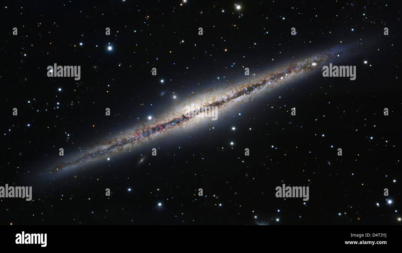 NGC 891, eine seitliche Spiralgalaxie in Andromeda. Stockfoto