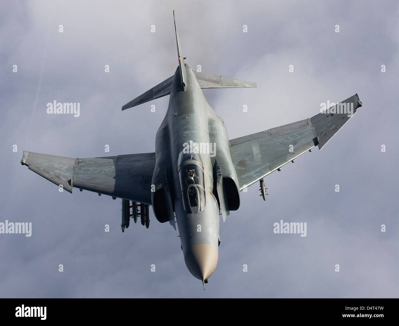 Luftwaffe F-4F Phantom II des Jagdgeschawader 71 Richthofen hinter ein Tanker von der 100. ARW über Norddeutschland. Stockfoto