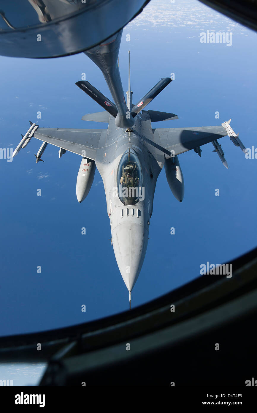 Eine niederländische f-16 bin führt in Luftbetankung. Stockfoto