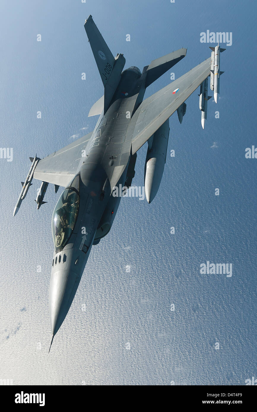 Niederländische f-16 bin während einer combat Air Patrol Sortie über das Mittelmeer. Stockfoto