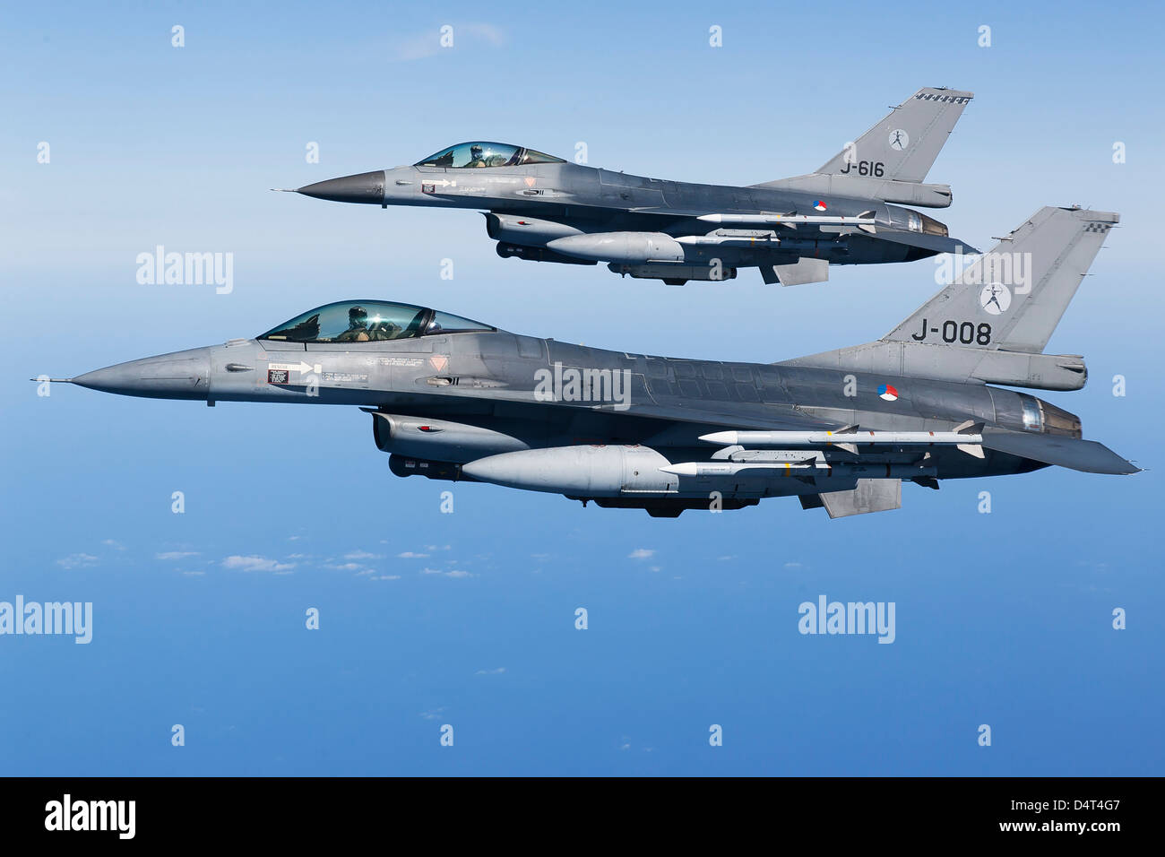 Niederländische F-16AMs während einer Kampf-Luft-Patrouille sortie über das Mittelmeer Stockfoto