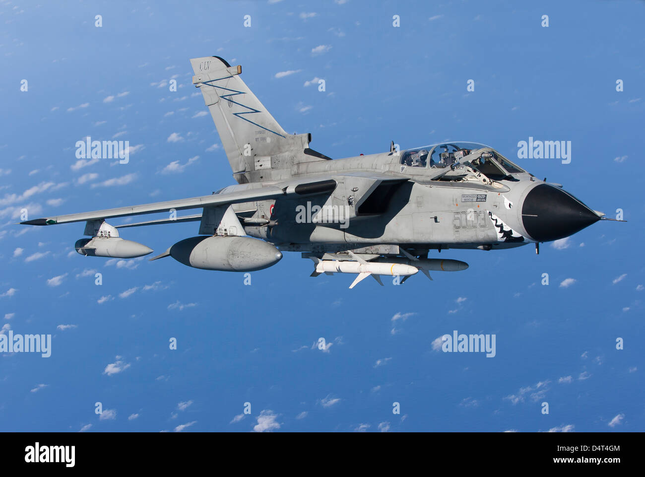 Eine italienische Luftwaffe Tornado IDS bewaffnet mit AGM-88 HARM-Raketen. Stockfoto