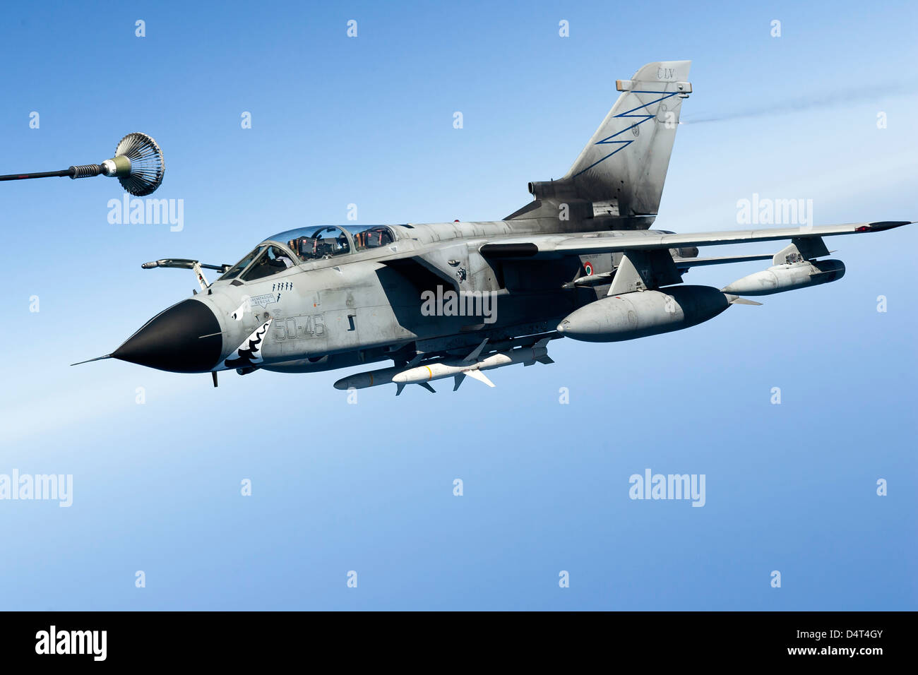 Eine italienische Luftwaffe Tornado IDS führt in Luftbetankung. Stockfoto