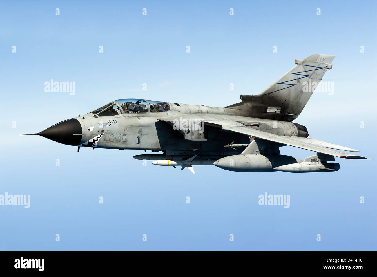 Eine italienische Luftwaffe Tornado IDS bewaffnet mit AGM-88 HARM-Raketen. Stockfoto