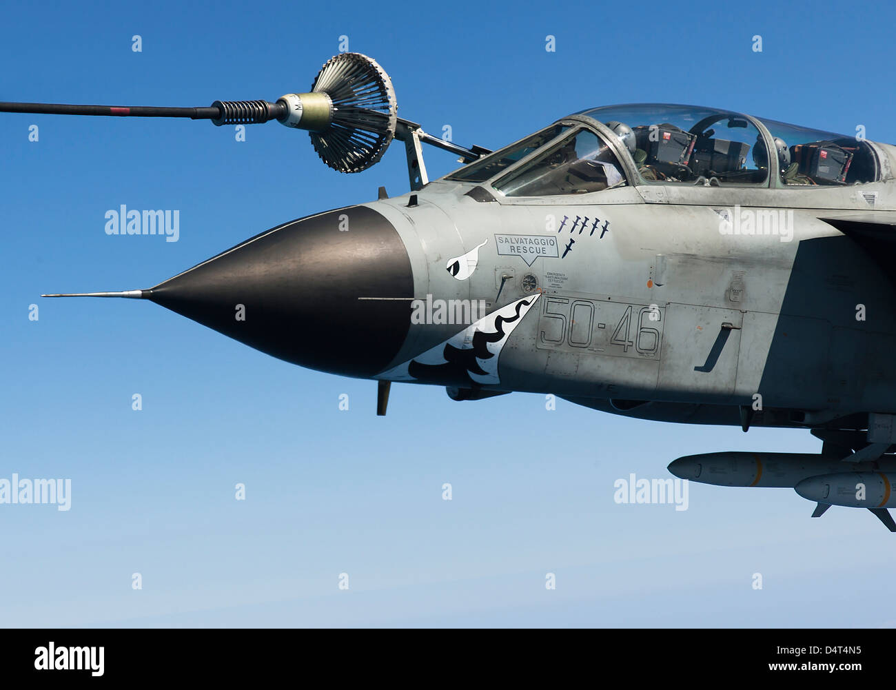 Eine italienische Luftwaffe Tornado IDS führt in Luftbetankung. Stockfoto