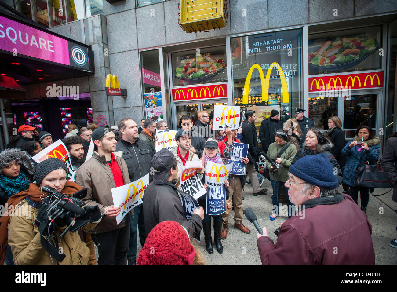 Student Gastarbeitern und ihre Unterstützer protestieren vor McDonald's-Restaurant am Times Square in New York Stockfoto