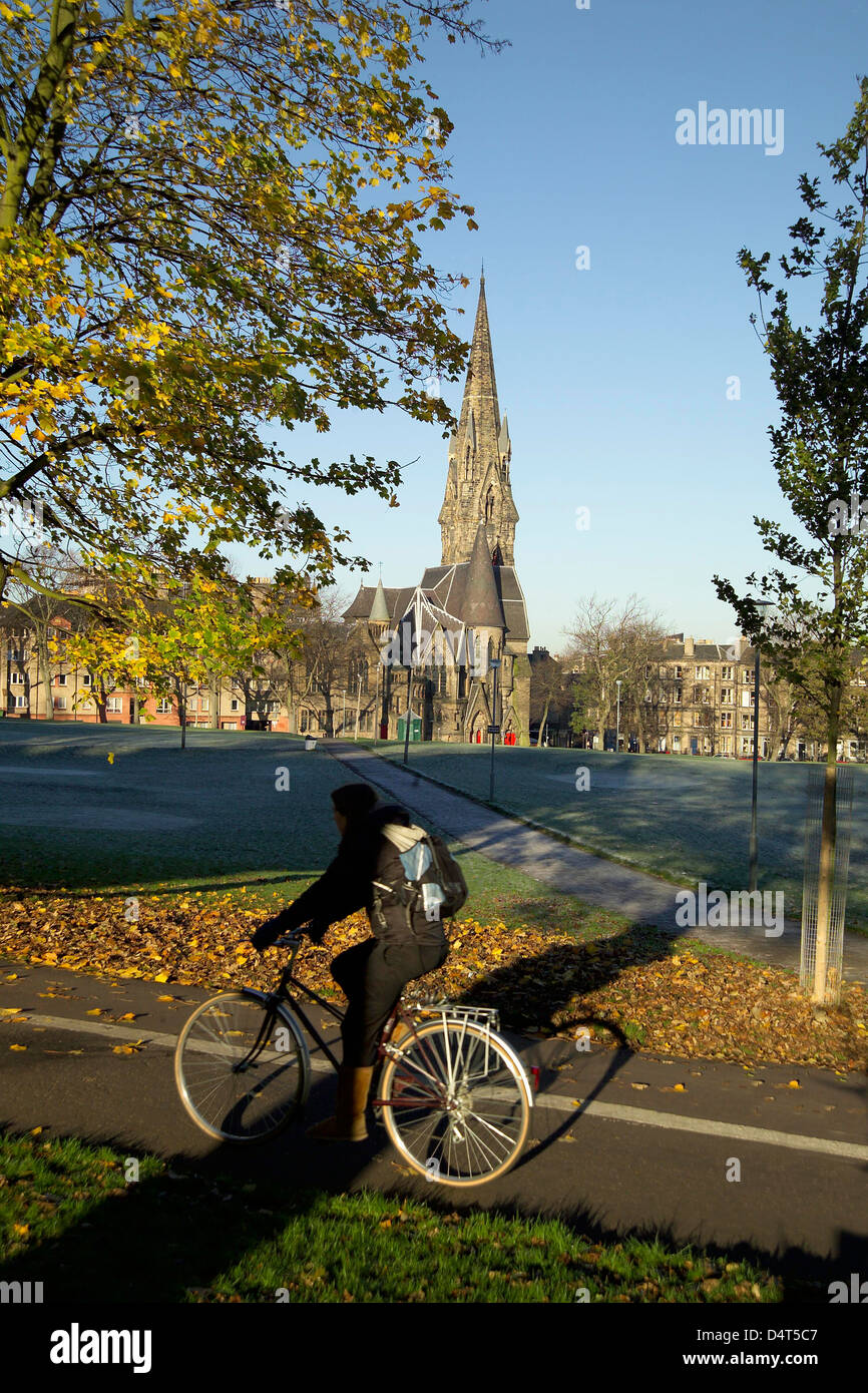 Radfahrer auf den Wiesen im Herbst Stockfoto