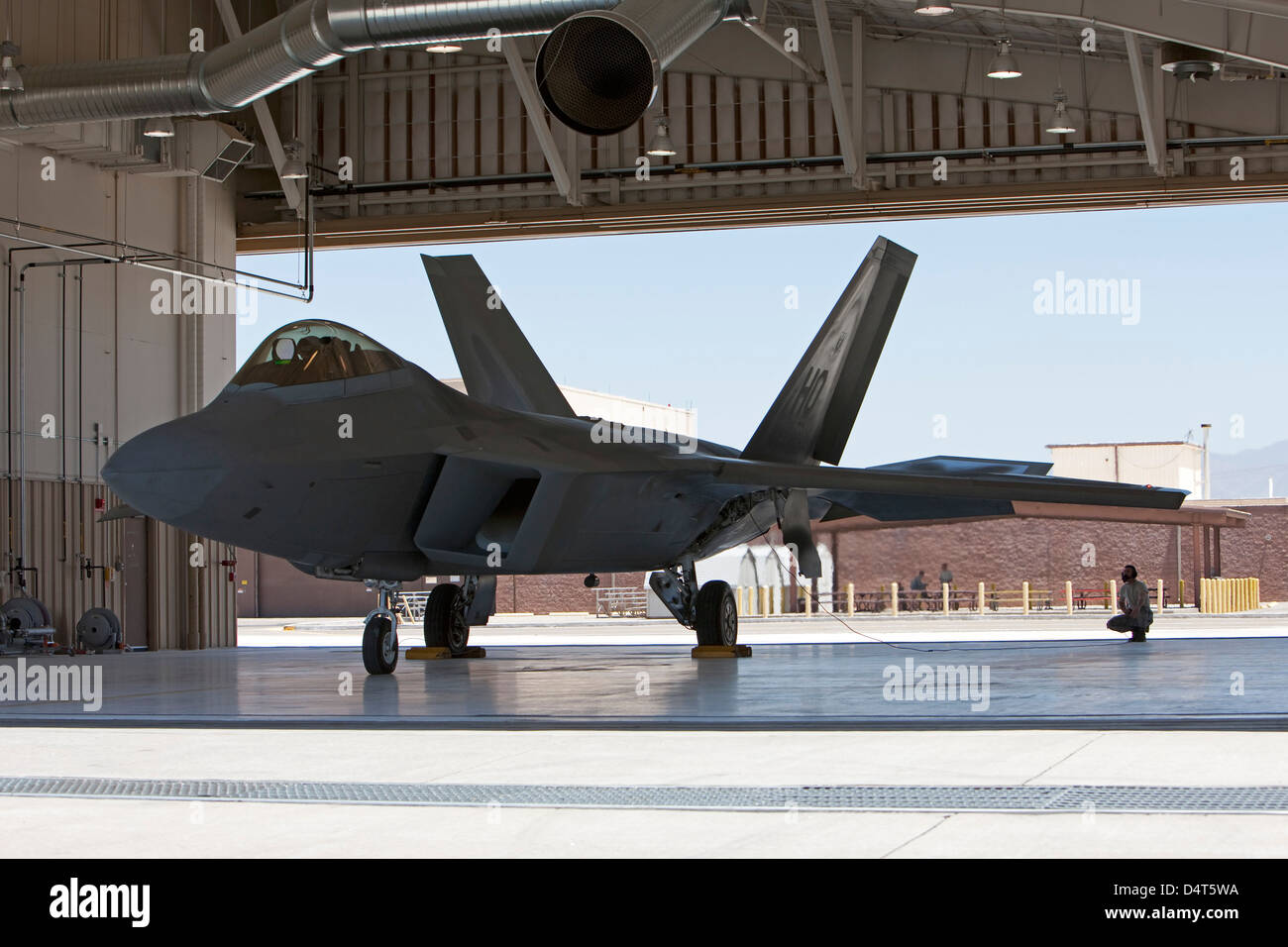 Maintence Crews aus der 49. Kämpfer-Flügel an Holloman Air Force Base in New Mexico, Durchführung von Preflight-Prüfungen auf eine f-22 Raptor. Stockfoto