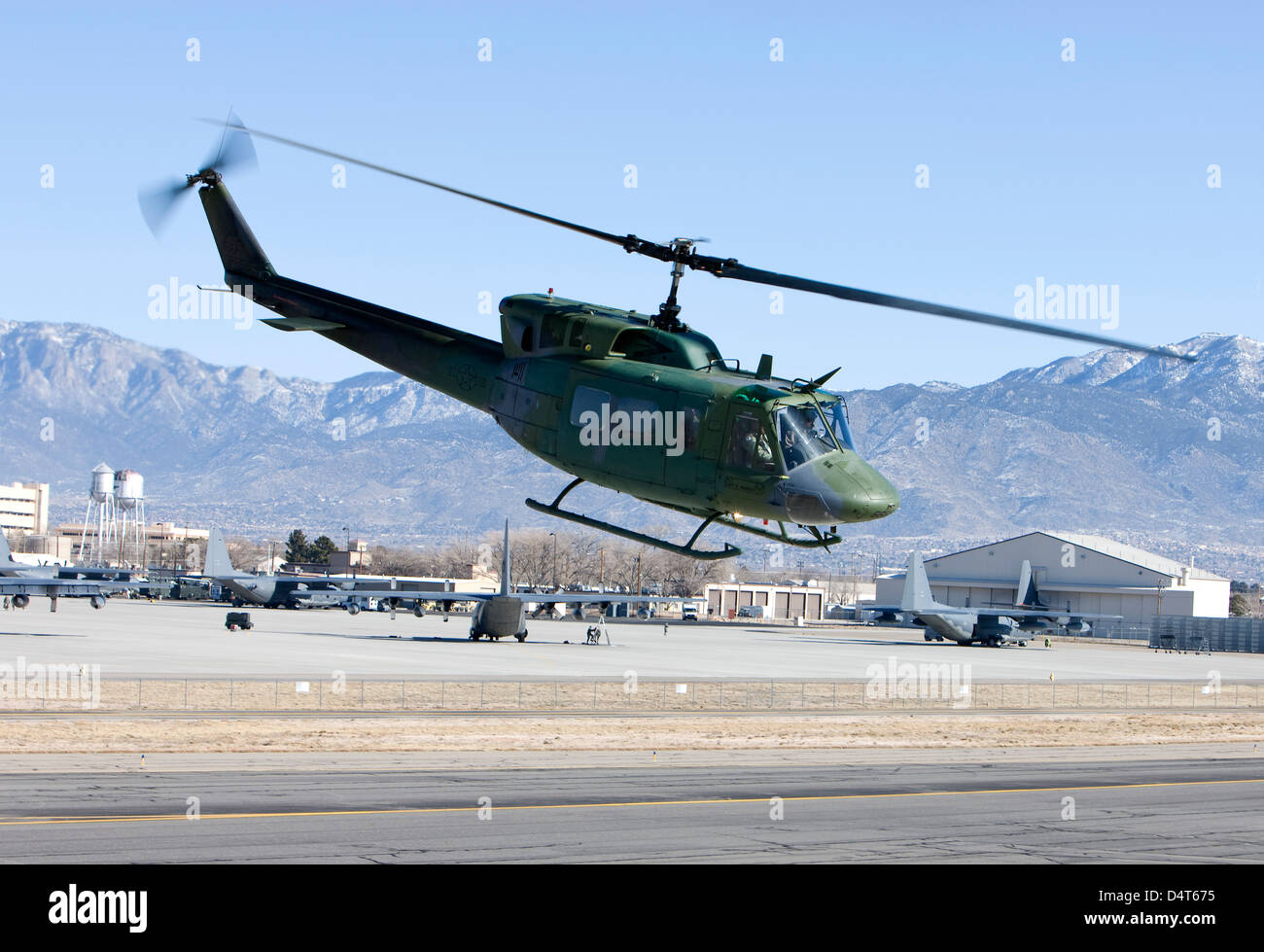 Ein UH-1N Twin Huey aus der 512th RQS fliegt eine Ausbildungsmission in der Nähe von Kirtland Air Force Base in New Mexico. Stockfoto