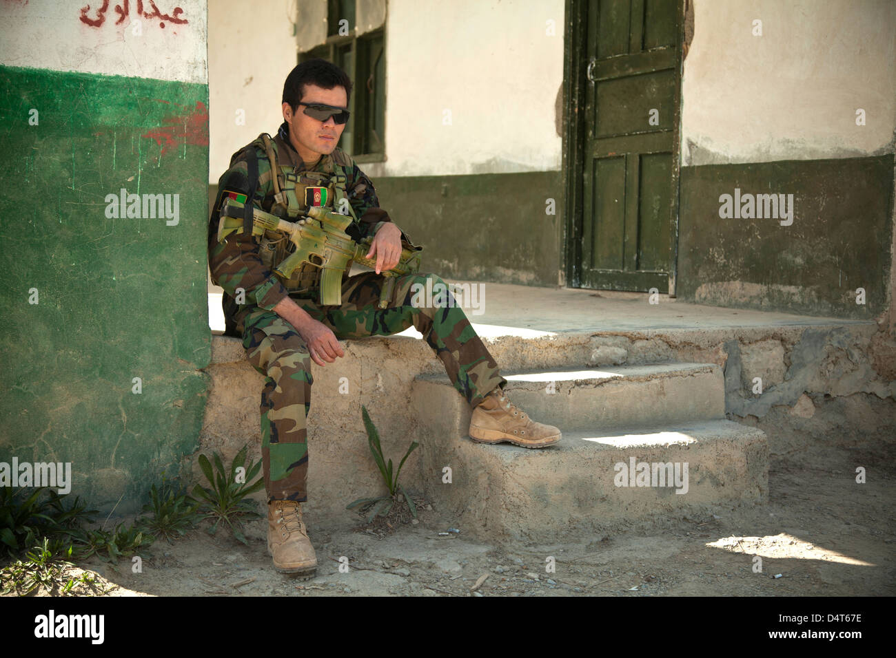 Ein Afghan National Army Special Forces Commando verwaltet Sicherheit während einer afghanischen Polizei Rekrutierung Validierung 16. März 2013 in der Provinz Helmand, Afghanistan. Stockfoto