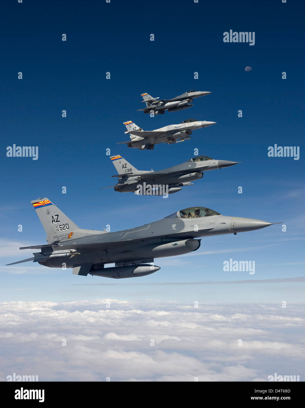Vier f-16 ist bei der 162. Kämpfer-Flügel in Tucson, Arizona, fliegen in Formation während einer Trainingsmission stationiert. Stockfoto