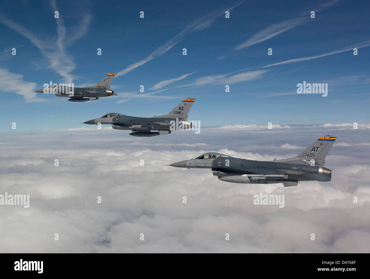 Drei f-16 ist bei der 162. Kämpfer-Flügel in Tucson, Arizona, fliegen in Formation während einer Trainingsmission stationiert. Stockfoto