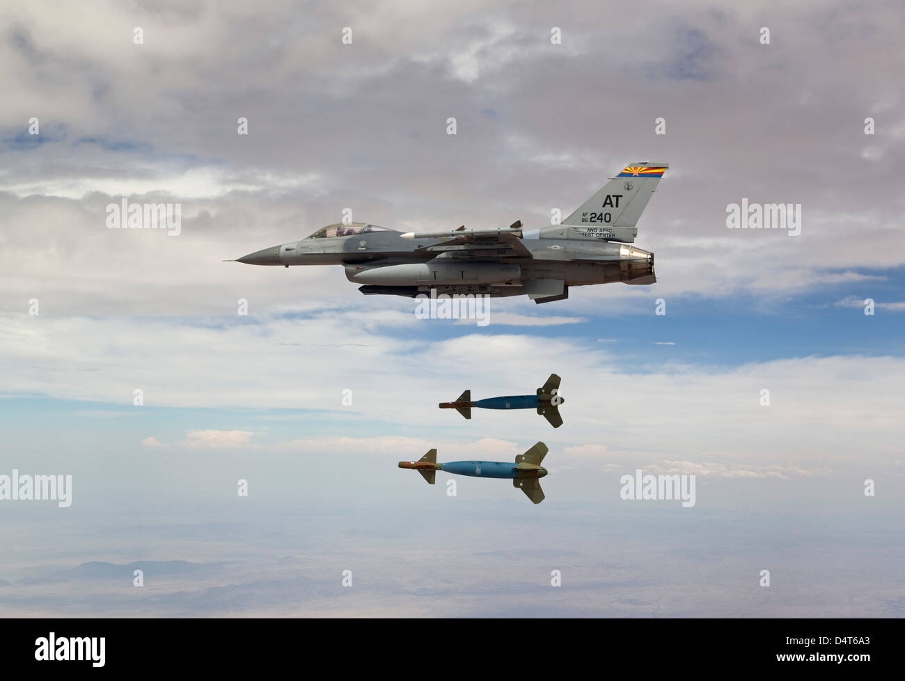 Eine f-16 Fighting Falcon veröffentlicht zwei GBU-24 lasergesteuerte Bomben. Stockfoto
