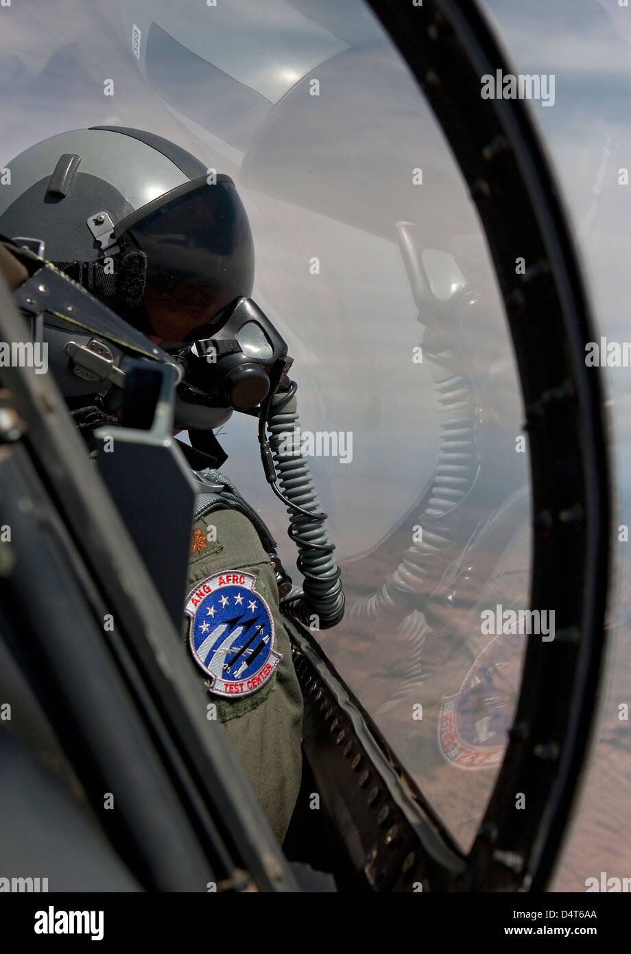 Ein f-16 Piloten überprüft die Position von seinem Flügelmann während einer Mission Test. Stockfoto