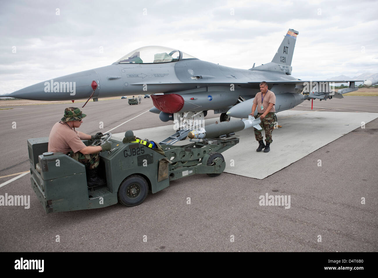 Waffen-Lader bereiten eine GBU-38 JDAM auf eine f-16 zu laden. Stockfoto