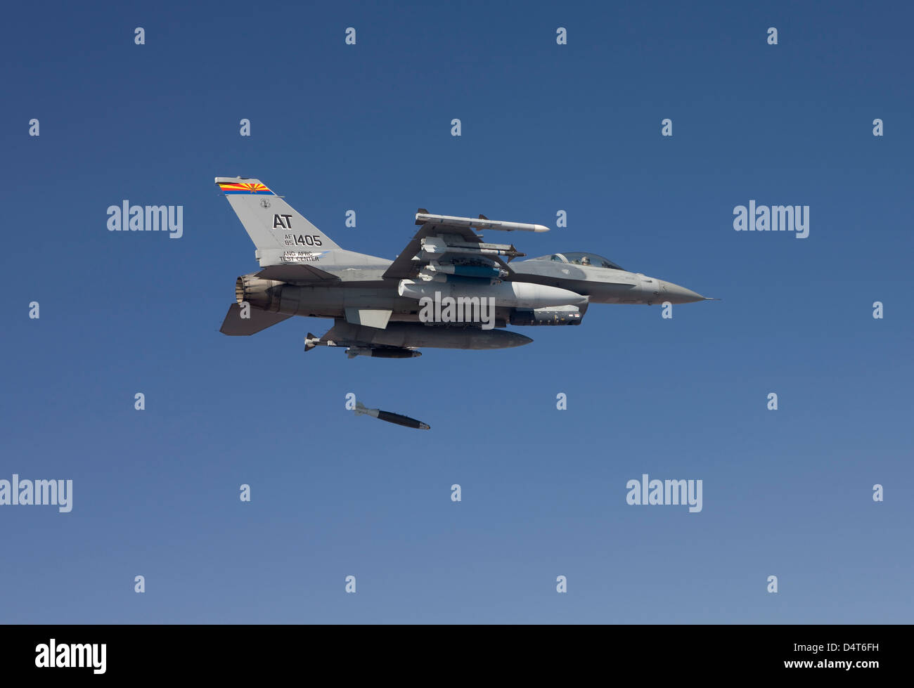 Eine f-16 Fighting Falcon von der Air National Guard Air Force Reserve Test Center löst eine GBU-38 JDAM während einer Mission Test. Stockfoto