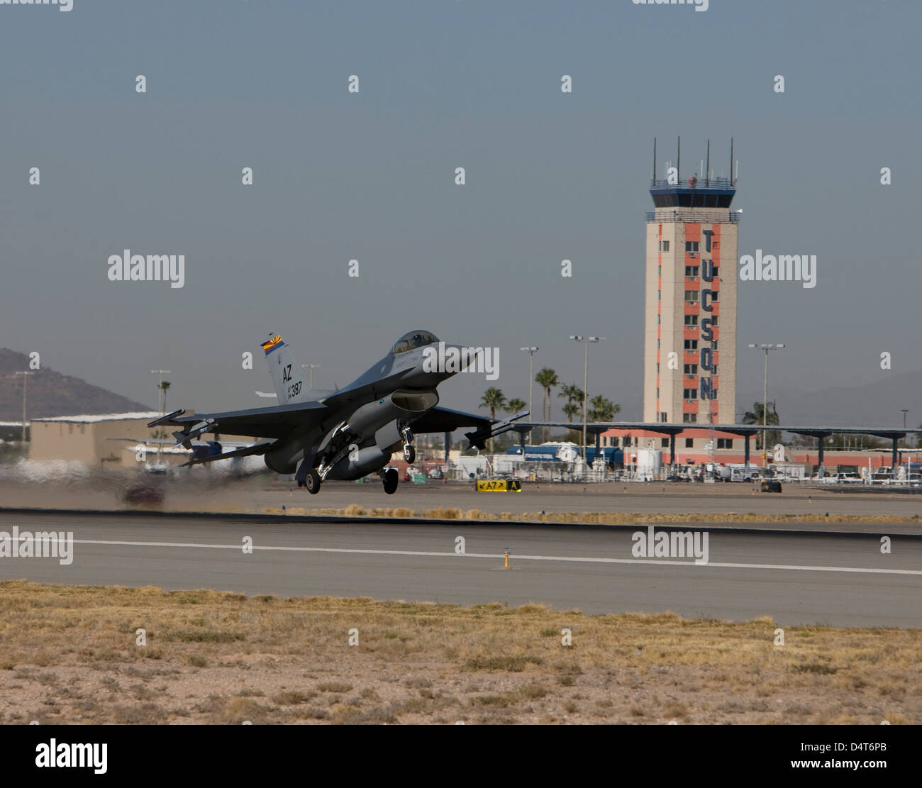 Eine f-16 Fighting Falcon von 162. Kämpfer-Flügel zieht auf einer Trainingsmission vom Flughafen Tucson, Arizona. Stockfoto