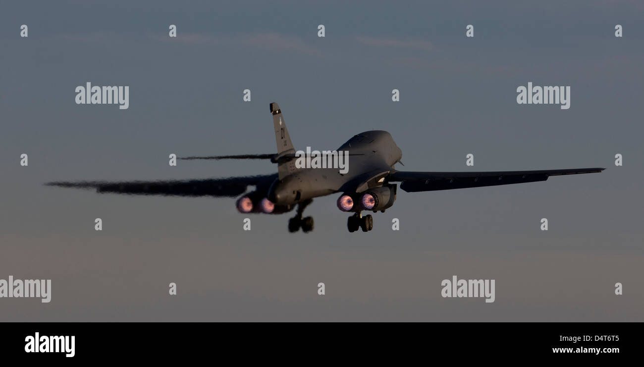 Ein 7. Bomb Wing B-1 b Lancer startet bei Sonnenuntergang vom Dyess Air Force Base in Texas. Stockfoto