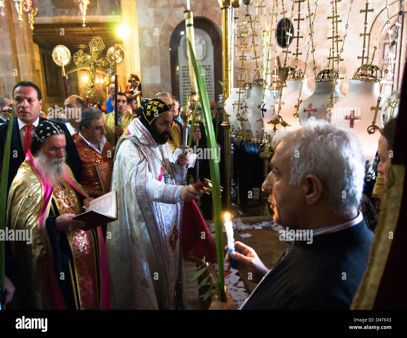 Palmsonntag-Feier im Inneren der Kirche des Heiligen Grabes in der Altstadt von Jerusalem. Stockfoto