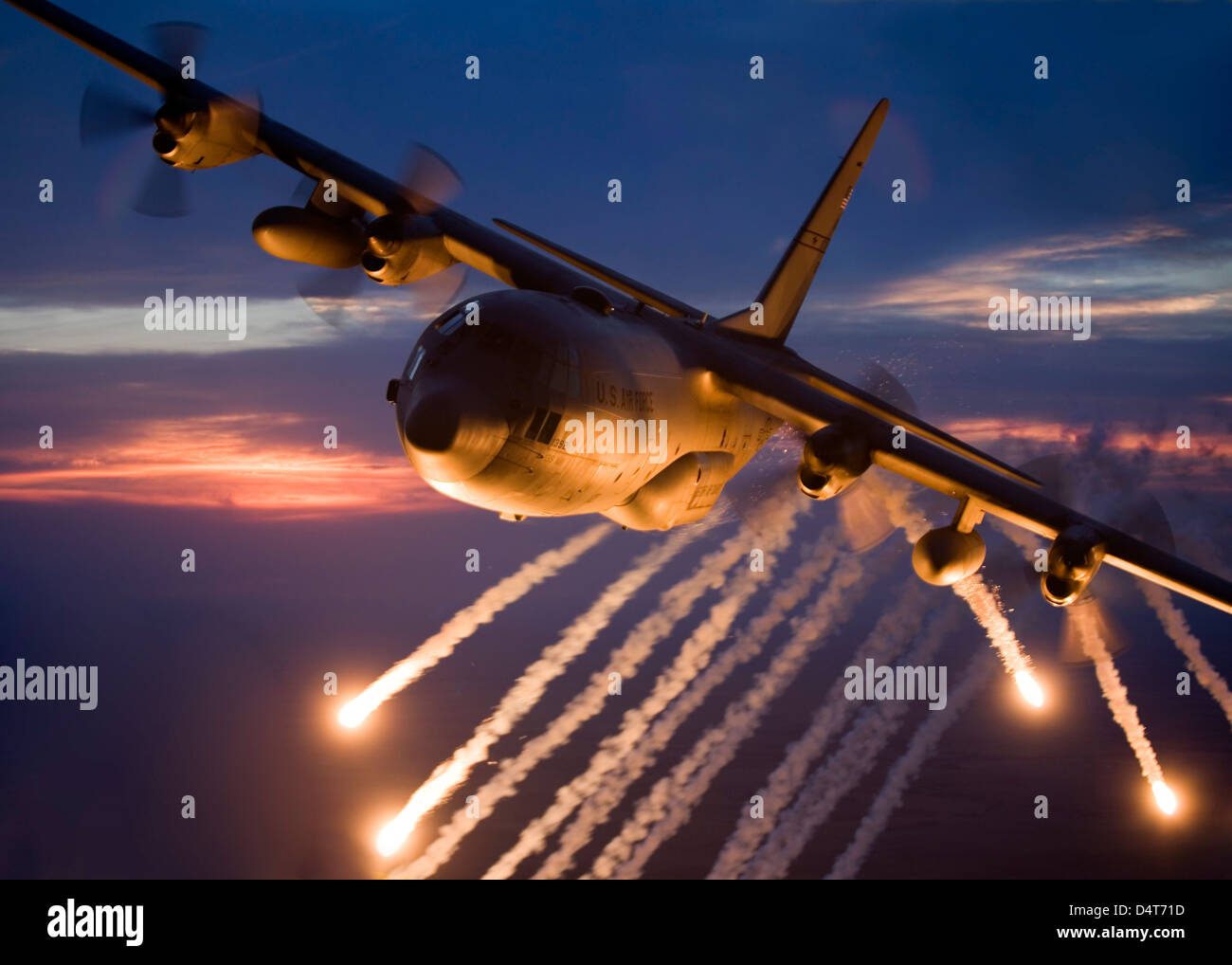 Ein c-130 Hercules aus der Missouri Air National Guard löst Fackeln während einer Trainingsmission über Kansas. Stockfoto