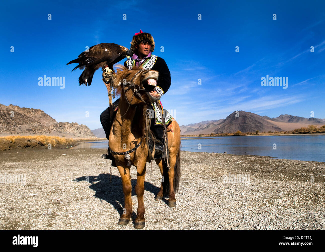 Eine kasachische "Eagle Hunter" mit ist Adler. Stockfoto