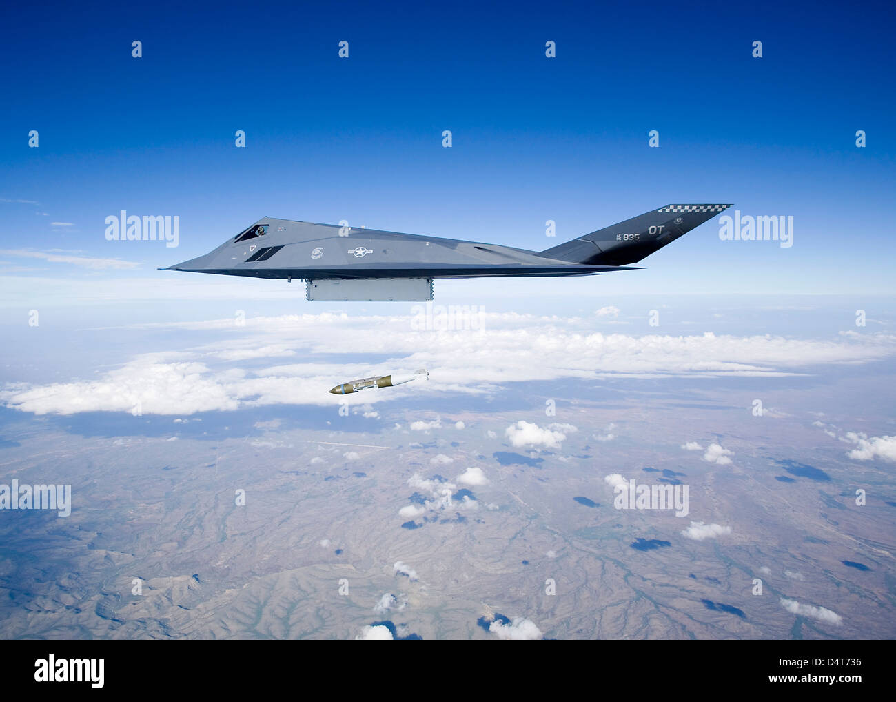 Eine f-117 Nighthawk löst eine GBU-31 JDAM Stockfoto