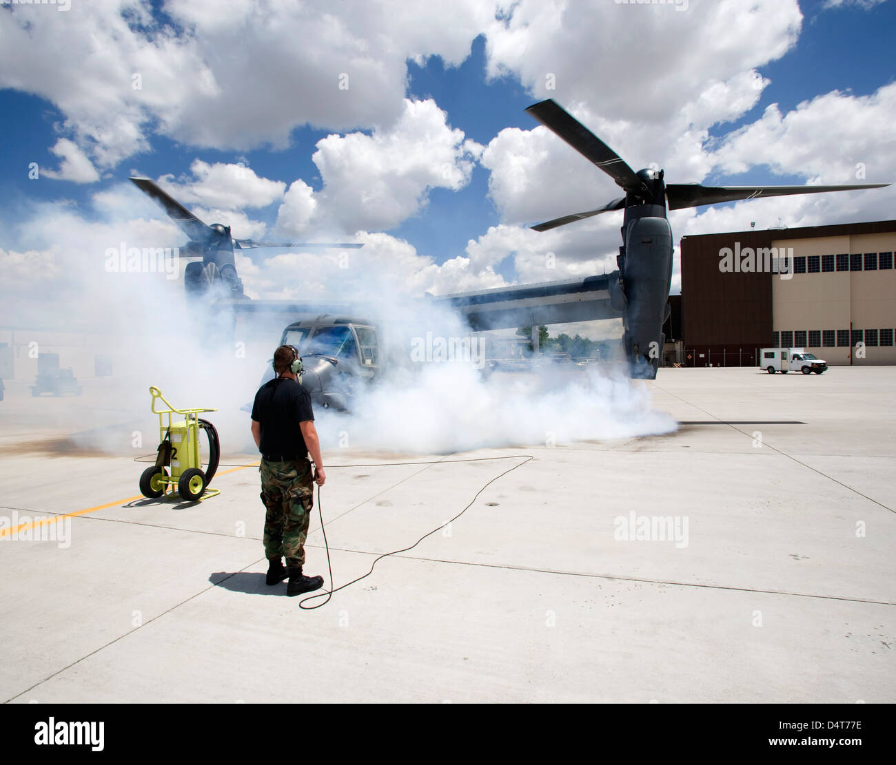 Ein CV-22 Osprey beginnt seine Motoren auf Kirtland Air Force Base. Stockfoto