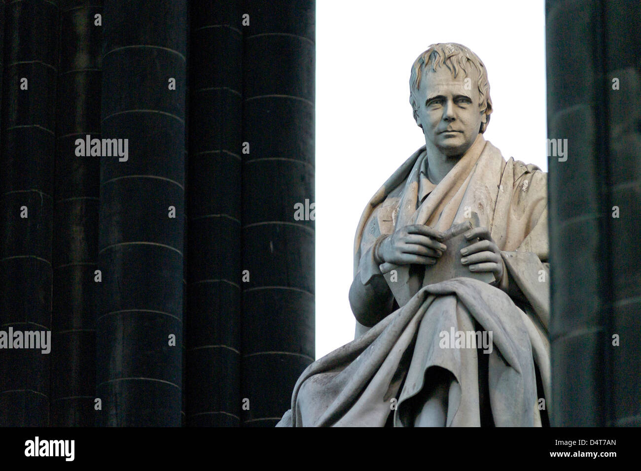 Detail der Alabaster-Statue von Sir Walter Scott am Fuße des Denkmals Stockfoto