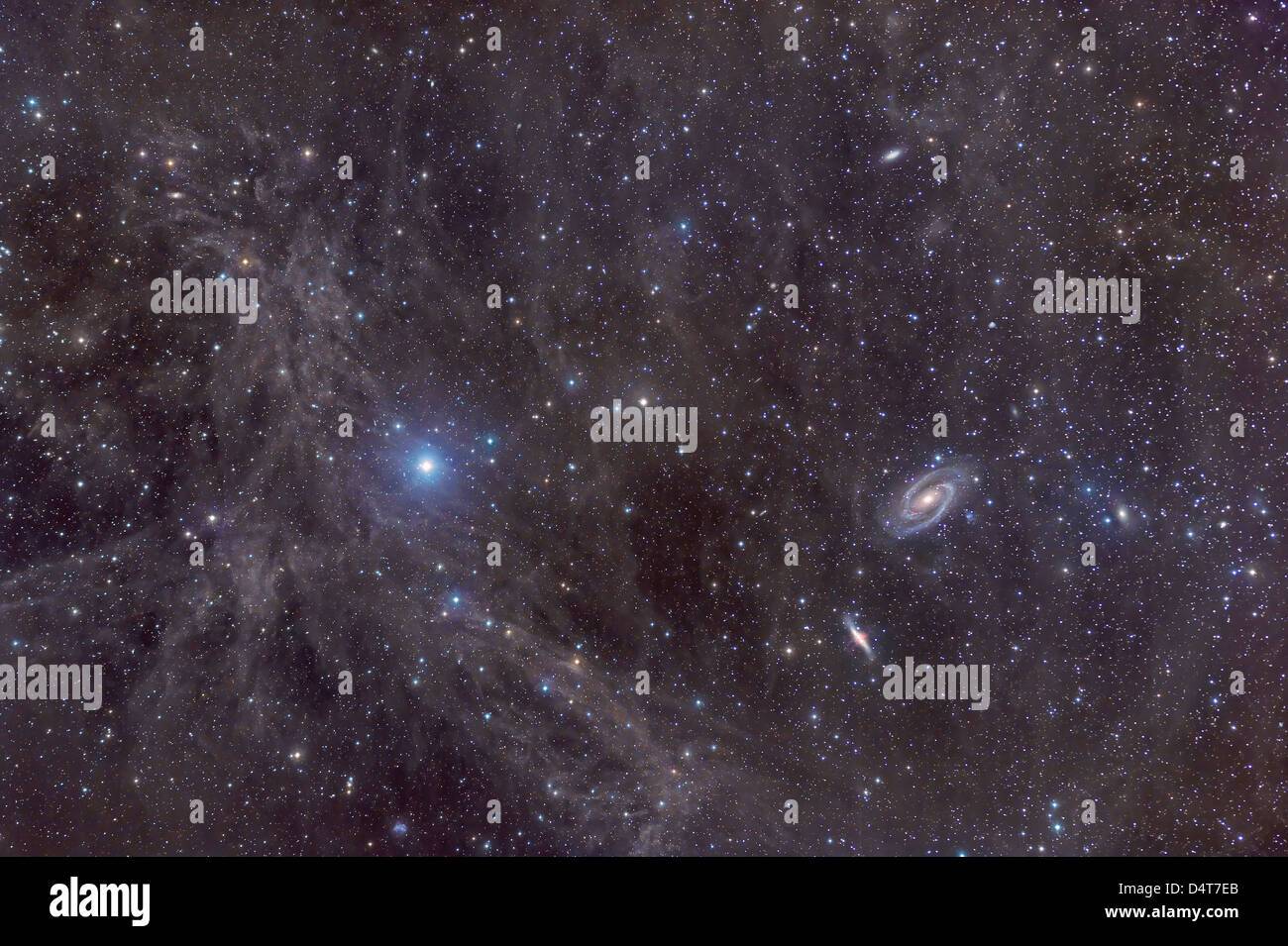 Die Galaxien M81 und M82 durch den intergalaktischen Flux-Nebel gesehen. Stockfoto