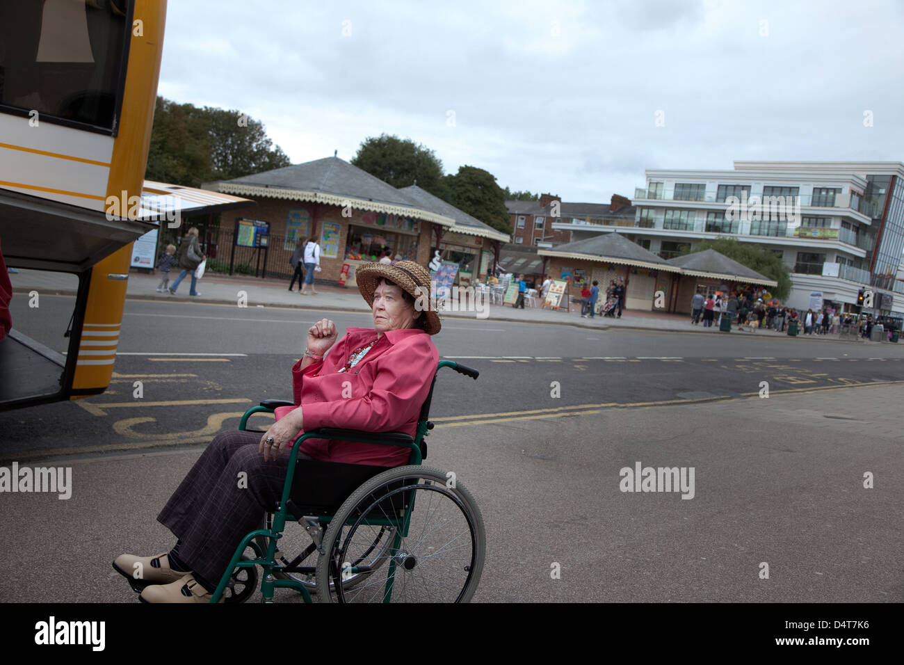 Skegness, UK, Rollstuhl Benutzer warten vor einem bus Stockfoto