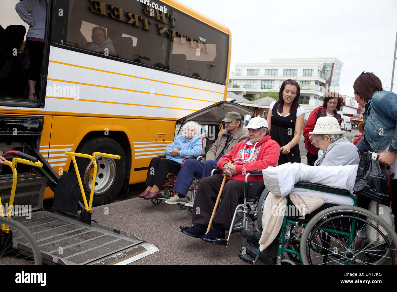 Skegness, UK, Rollstuhl auf einen Bus warten Stockfoto