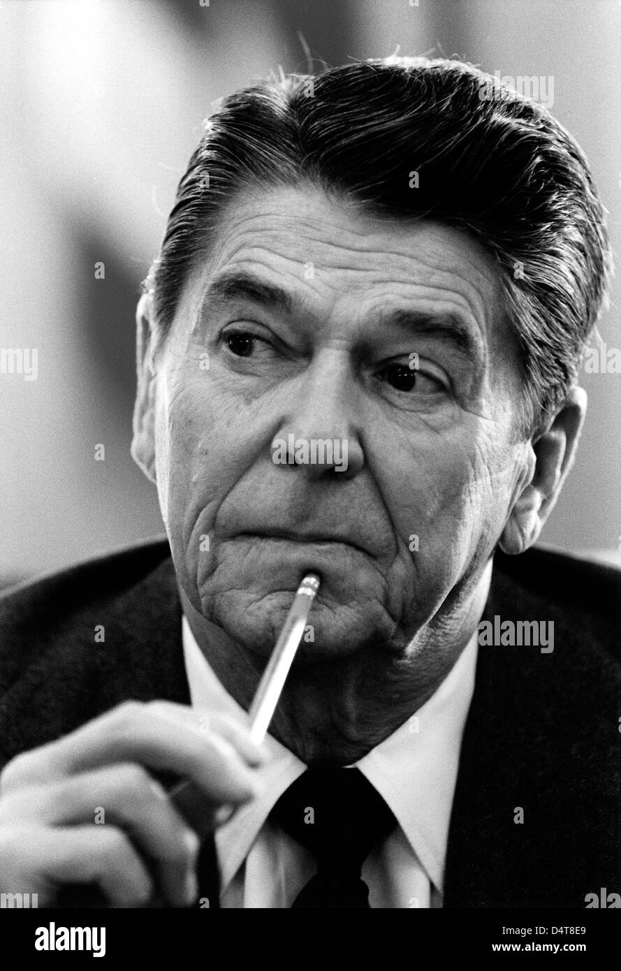 Digital restaurierte American History Foto von Präsident Ronald Reagan während einer Kabinettssitzung. Stockfoto
