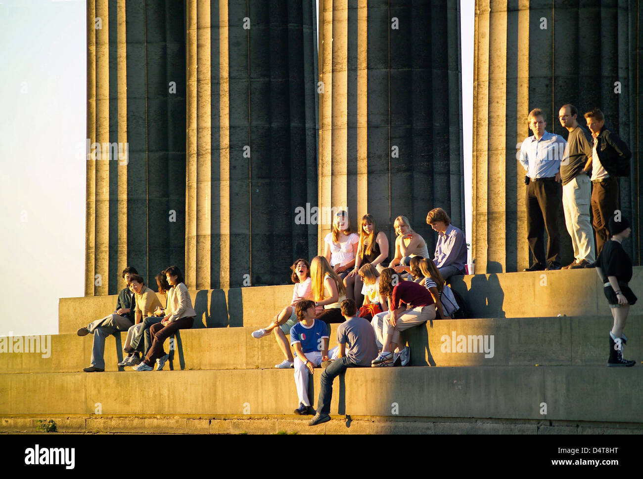 Säulen der National Monument - getränkten Calton Hill mit Sonne Touristen Stockfoto