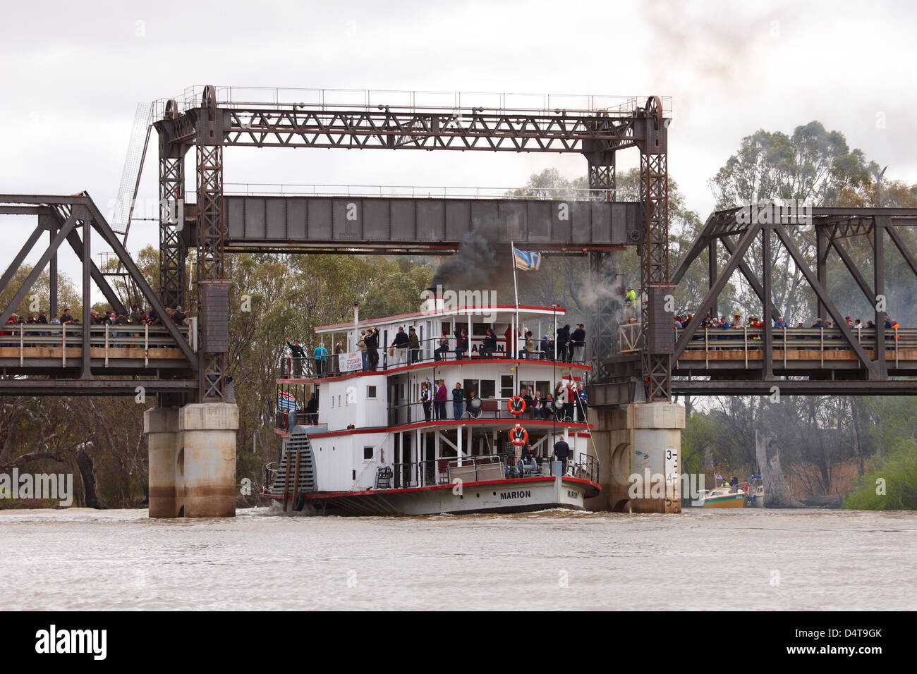 PS Marion unterquert Abbotsford Brücke am Curlwaa auf dem Murray River. Stockfoto