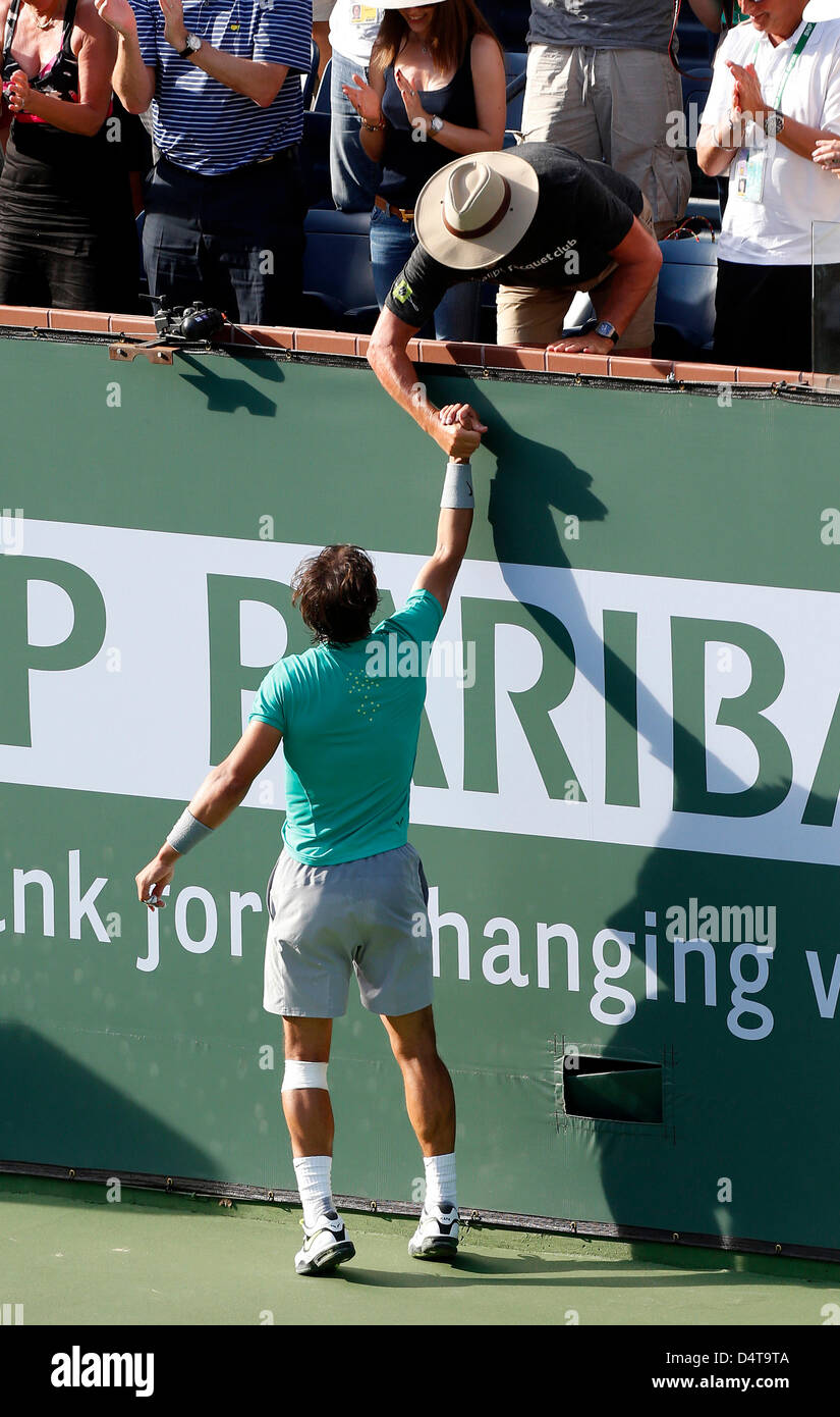 17. März 2013: Rafael Nadal aus Spanien schüttelt Hände mit Larry Ellison nach dem Sieg über Juan Martin Del Potro Argentinien während das Einzel-Finale der BNP Paribas Open in Indian Wells Tennis Garden in Indian Wells, California.Charles Baus/CSM Stockfoto