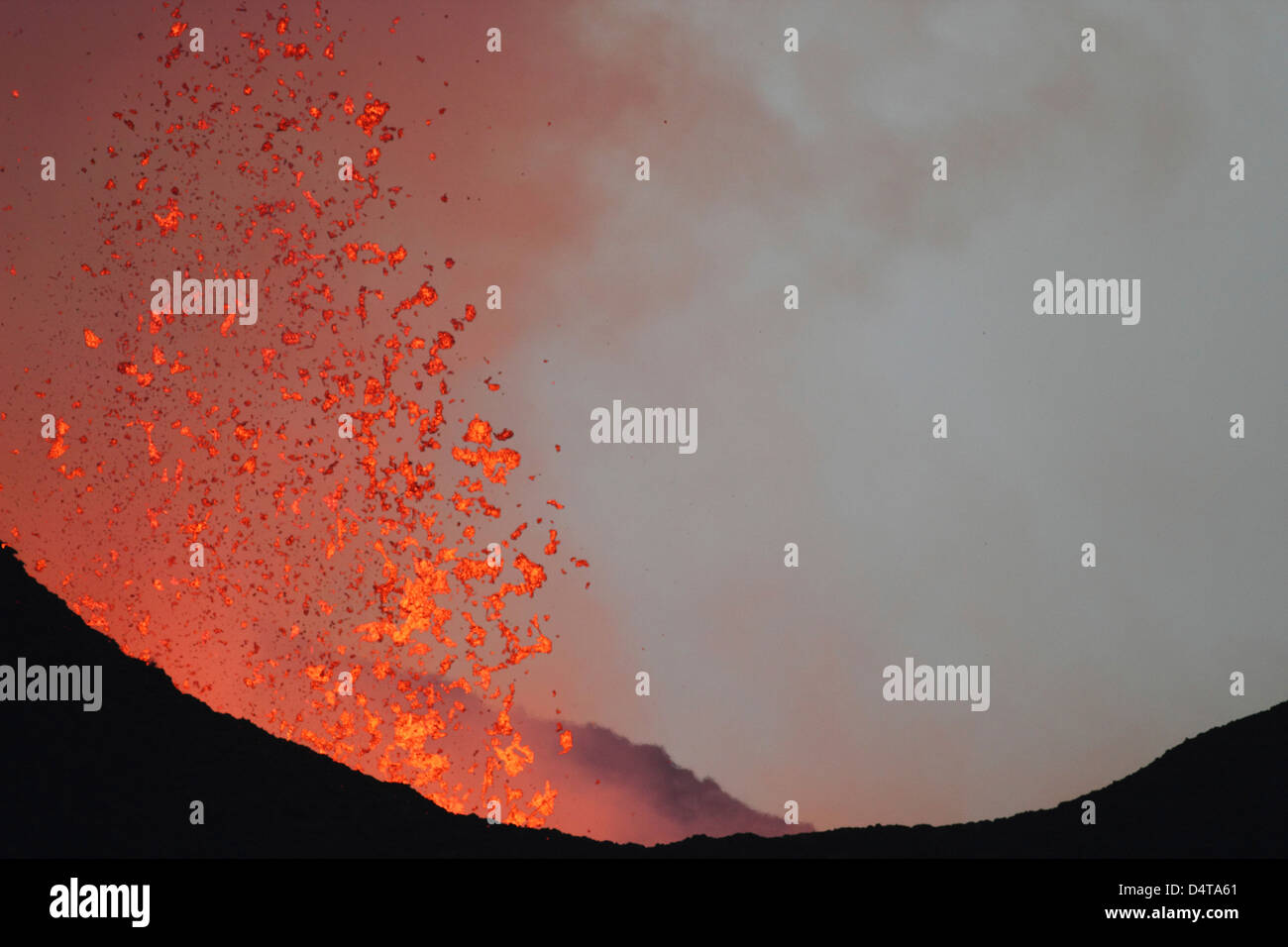 Lava-Bomben während einer basaltischen Fissur Eruption auf Vulkan Nyamuragira vertrieben. Stockfoto