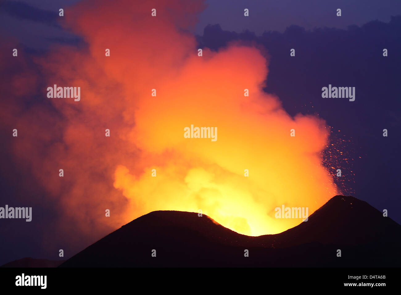 24. Januar 2012 - Lava im Krater leuchtet während der blauen Stunde auf Vulkan Nyamuragira, Westkraters Ausbruch. Stockfoto