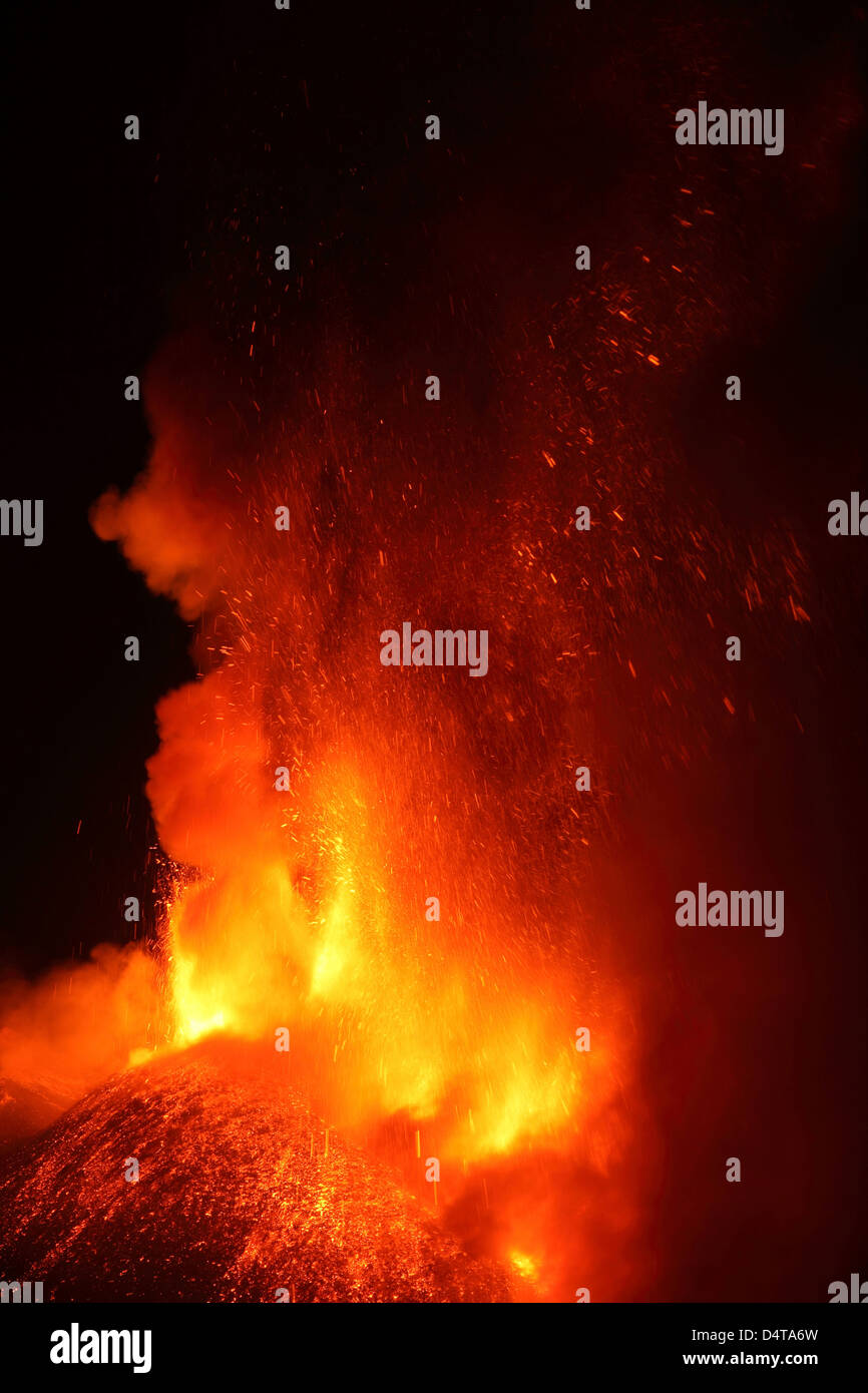 1. April 2012 - nächtliche paroxysmale Eruption des Mount Vulkan Ätna, Italien. Stockfoto