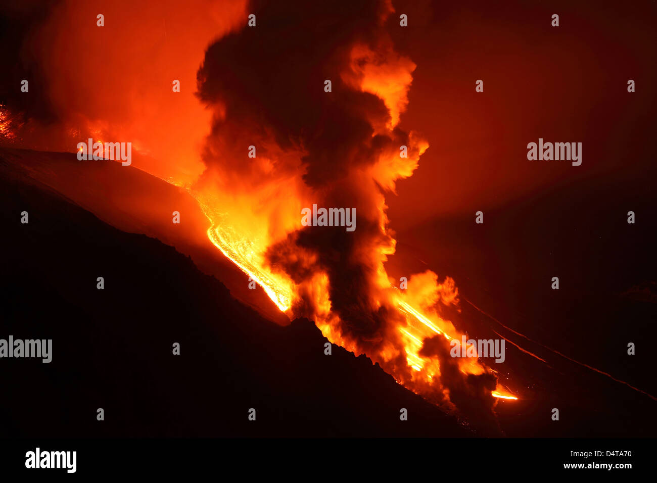 Nächtliche paroxysmale Eruption des Mount Vulkan Ätna, Italien. Stockfoto