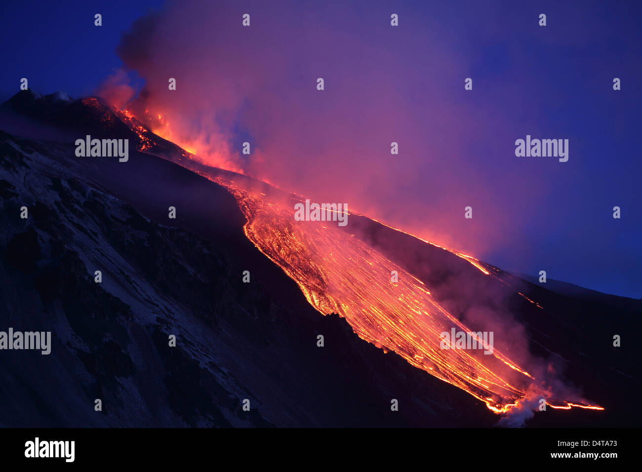 1. April 2012 - Lava fließt ins Valle del Bove am Mount Vulkan Ätna, Italien, folgende paroxysmale Eruption. Stockfoto